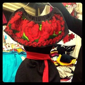 Artesanal dress black color with red flowers